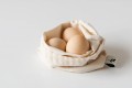 煮鸡蛋时，不要用清水煮，多加两种料，蛋壳一剥就掉，嫩滑又好吃！